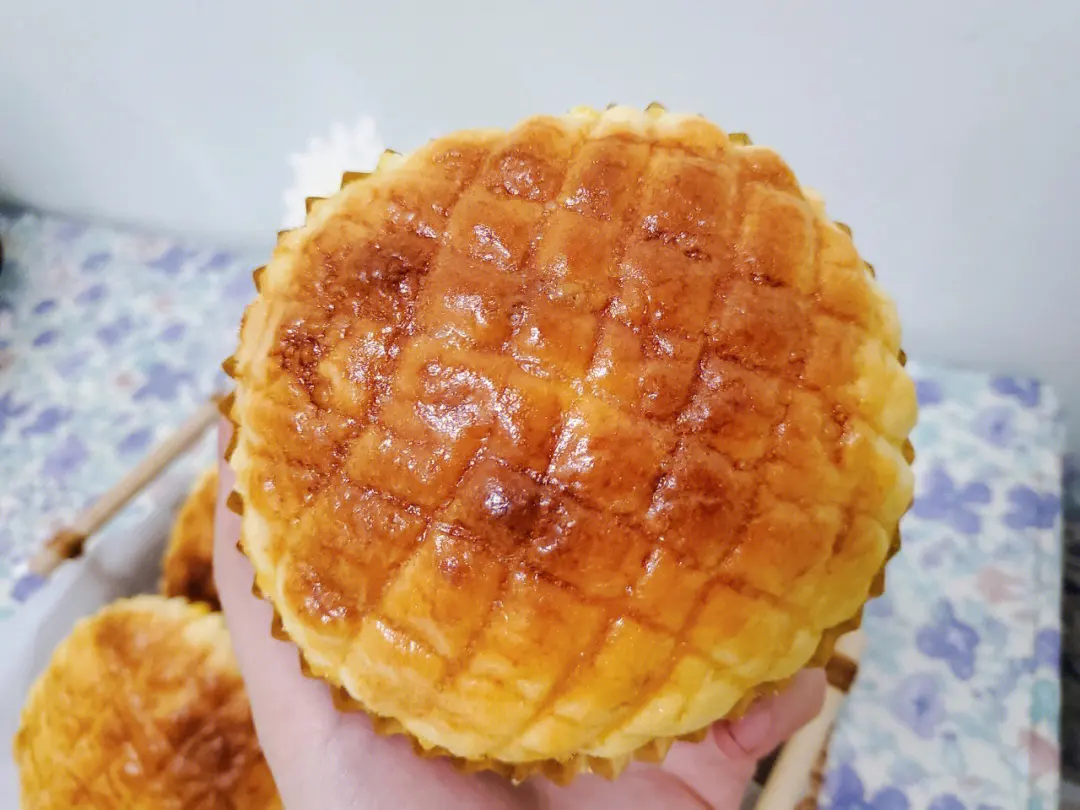 用梔子黃色素制作的菠蘿包，色彩鮮艷誘人