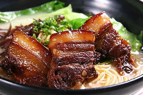 用梔子黃色素做出色澤好看的鹵肉！